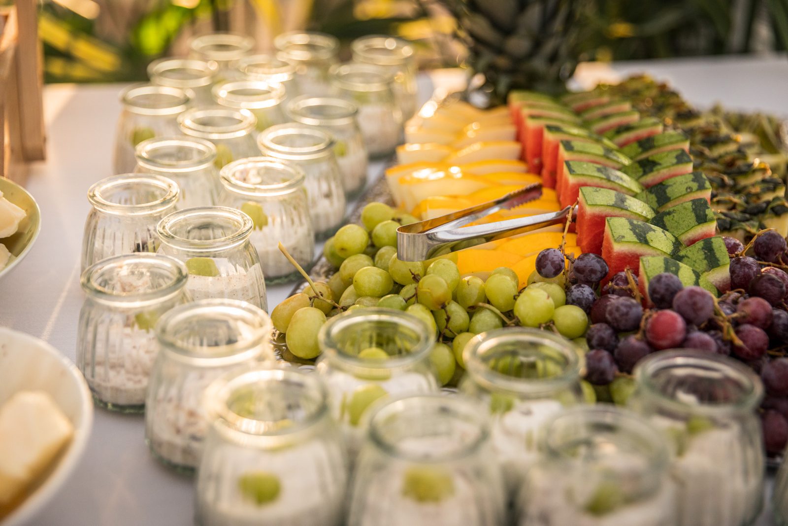 Obst und Desserts im Glas